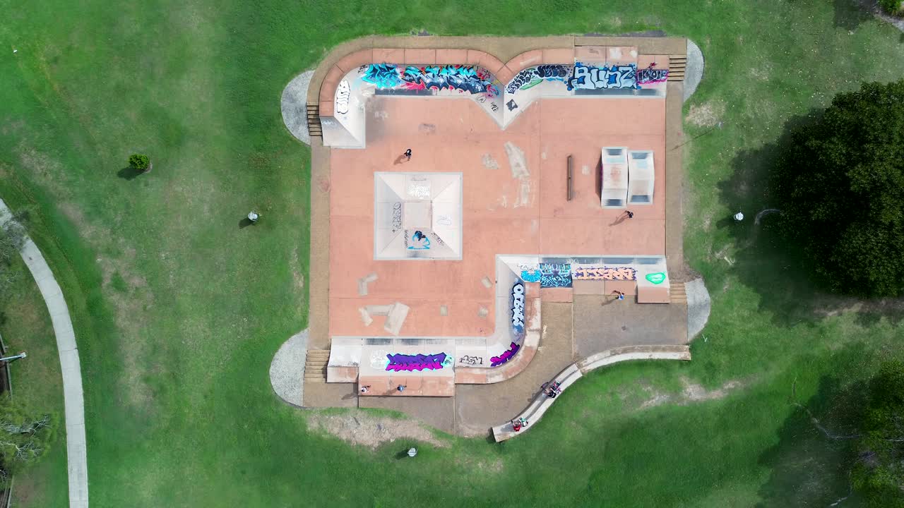 paisaje de ojo de pájaro drone aéreo gente en scooter la entrada skatepark rampas de hormigón medio pip caja de diversión pirámide muelle largo turismo de la costa central