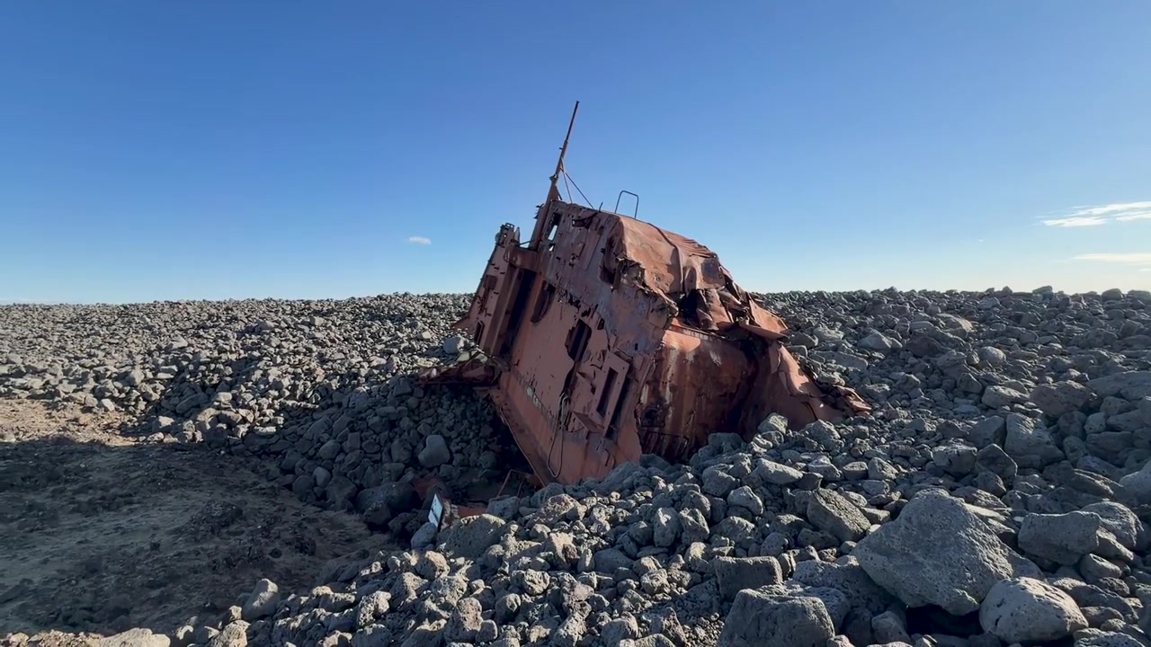 Relitto logorato che riposa sulla costa rocciosa di Hopsnes, Islanda, vicino a Grindavik in una splendida giornata di sole nella terra del fuoco e del ghiaccio.