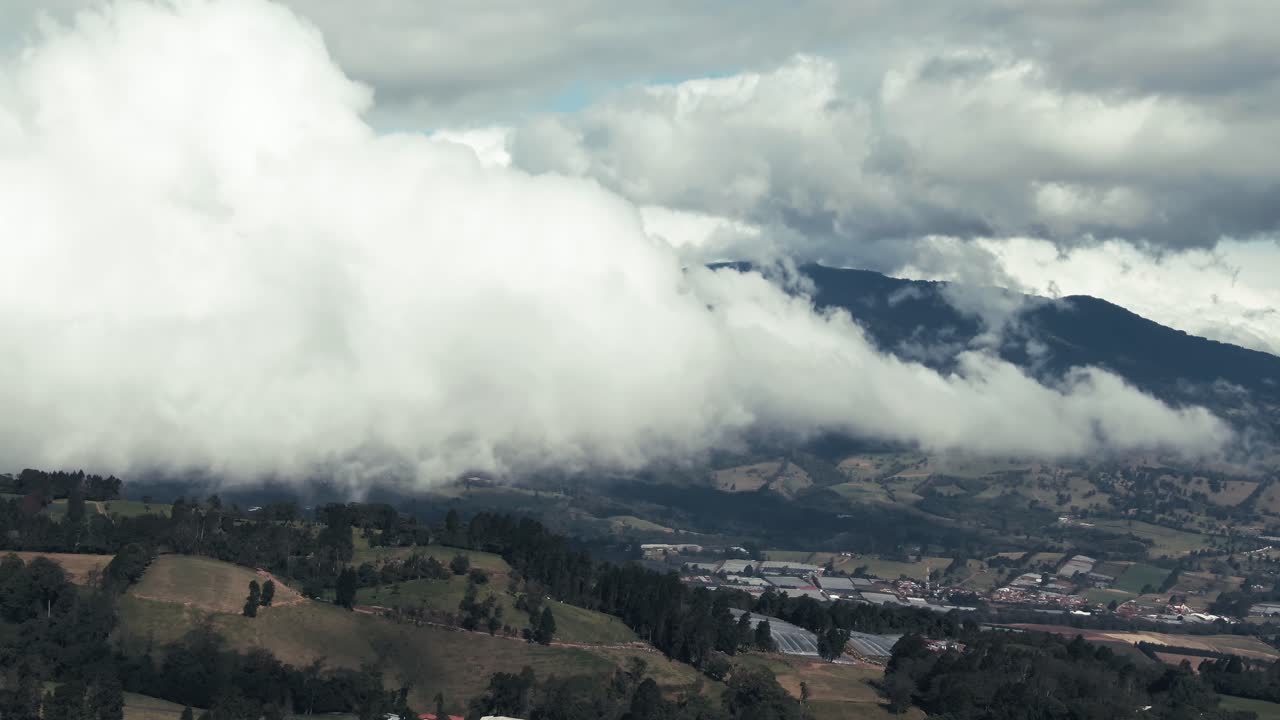 toma de paralaje de drones de las llanuras montañosas de costa rica y el paisaje del valle rural