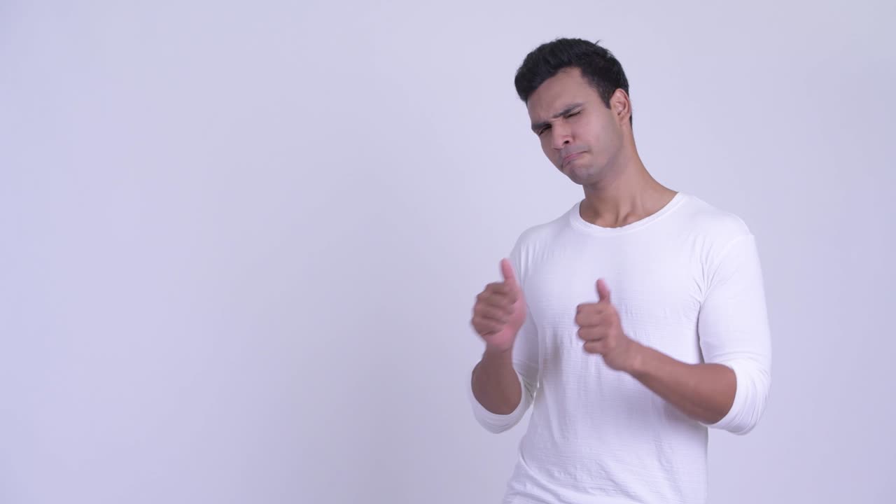 행복한 젊은 잘생긴 인도인