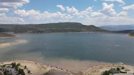 Vista-Aérea-Sobre-Un-Lago-En-Verano