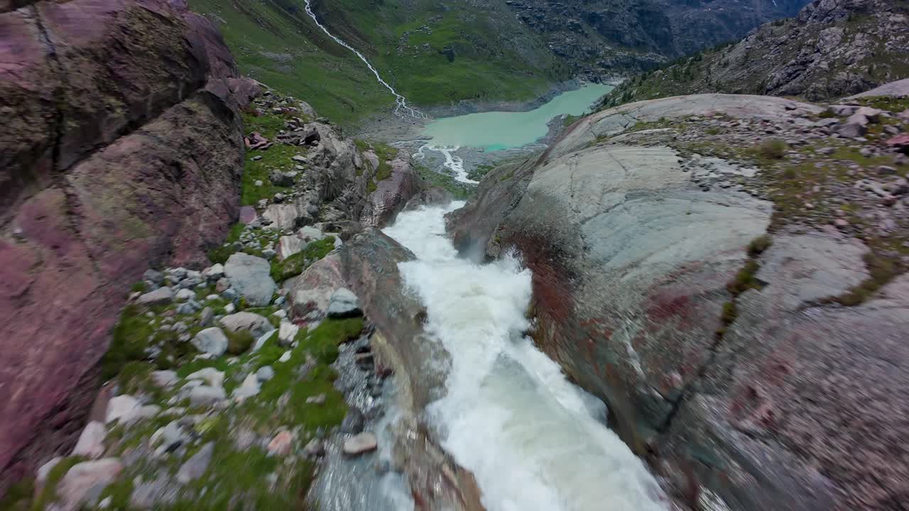 valmalenco, italia - cascada glacial en cascada a través del glaciar fellaria - toma de drone fpv