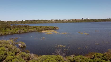 panning tiro da esquerda para a direita do lago joondalup e da cidade à distância