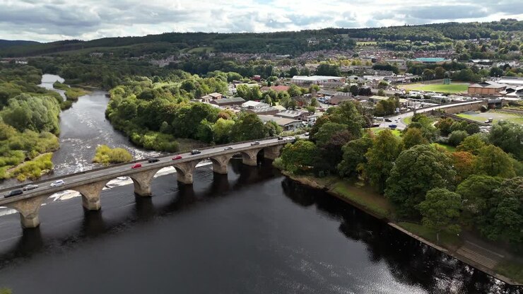 Vista aerea da drone del ponte di Hexham, nord-est dell'Inghilterra, Northumberland, città mercato britannica del Regno Unito, Tynedale