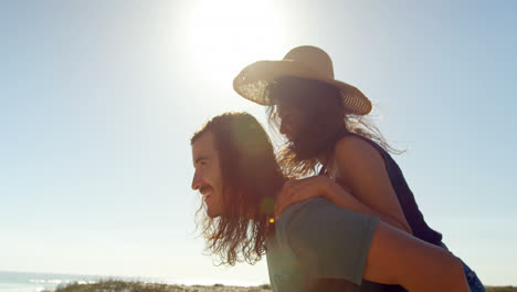 pareja tomando una selfie con teléfono móvil en la playa 4k