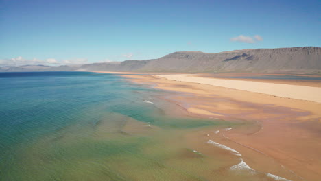 Drohne-Fliegt-über-Dem-Atemberaubenden-Raudisandur-Strand-In-Westisland---Aufsteigender-Schuss