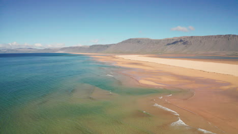 drone volando sobre la impresionante playa de raudisandur en el oeste de islandia - toma ascendente