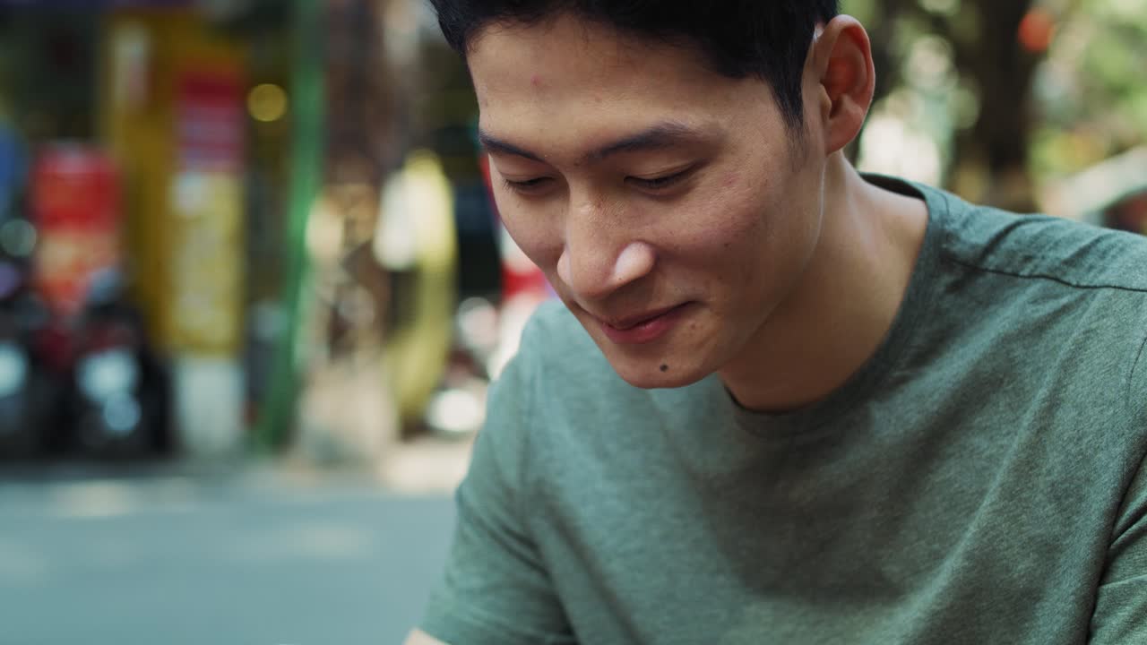 야외에서 휴대폰을 사용하는 젊은 남자의  ⁇ 드헬드 뷰