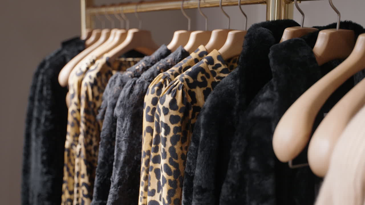 primer plano de perchero en tienda de ropa