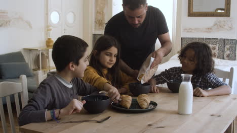 Alleinerziehender-Vater-Bereitet-Frühstück-Für-Kinder-In-Der-Küche-Zu.