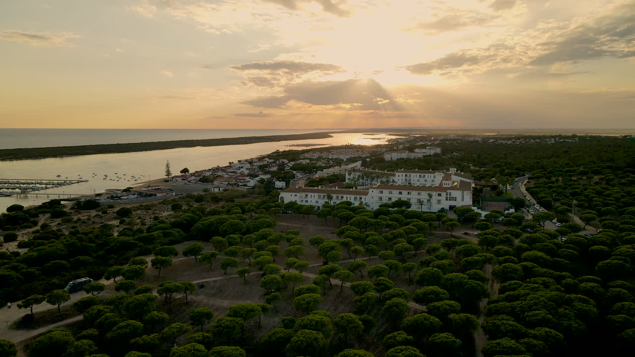 toma aérea de la hermosa costa de la ciudad de el rompido durante la puesta de sol, españa