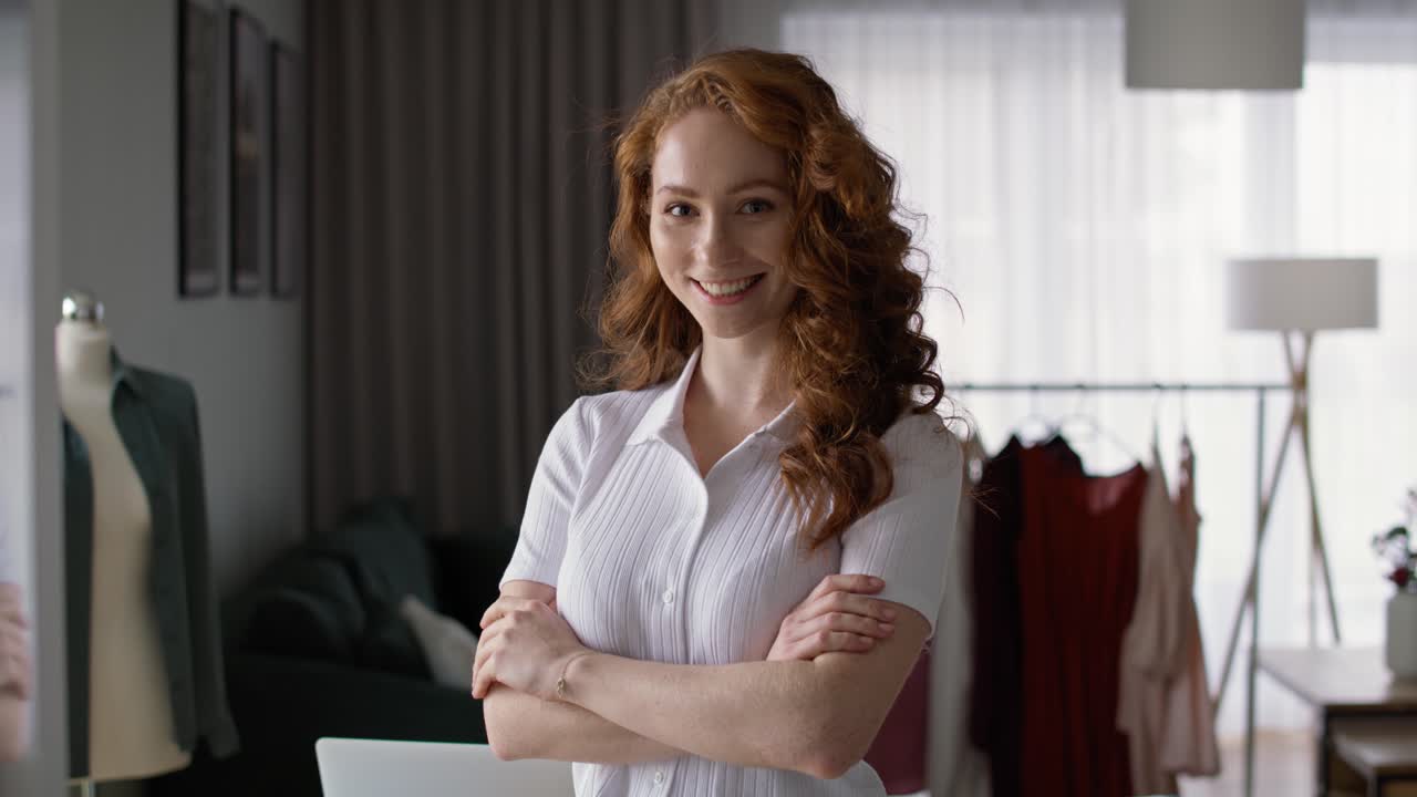 retrato de una mujer caucásica pelirroja en un taller.