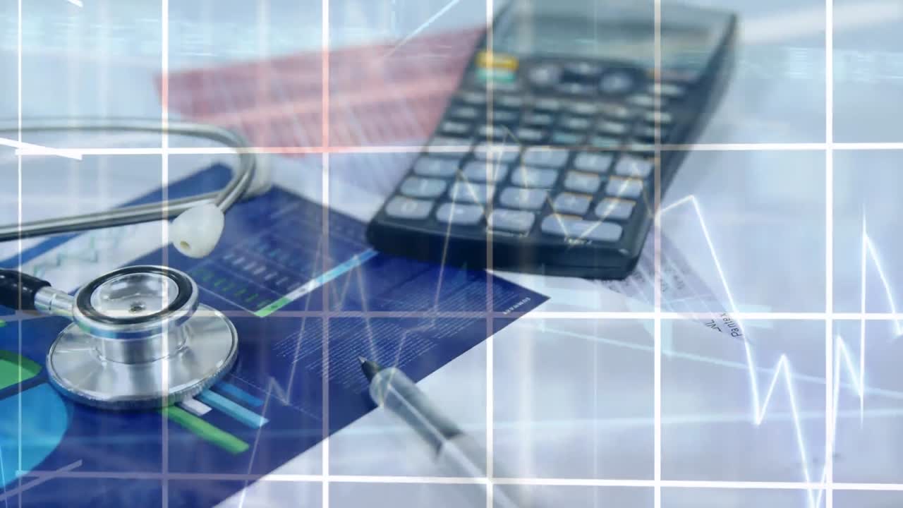 Elaborazione di dati finanziari con sullo sfondo una calcolatrice e uno stetoscopio.