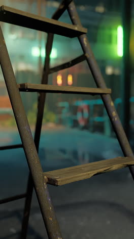 una escalera de metal con escalones de madera