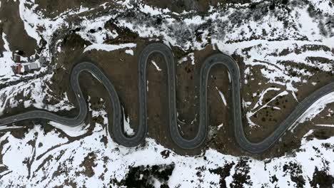 Top-down-drone-footage-of-the-Julier-Pass-in-the-Swiss-Alps,-while-traffic-is-passing-through