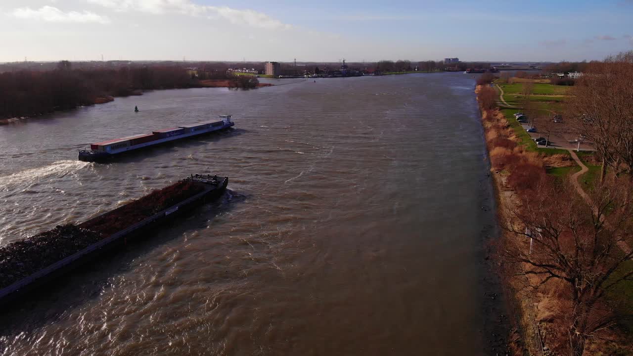 zwijndrecht의 oude mass를 지나가는 두 척의 선박의 드론보기