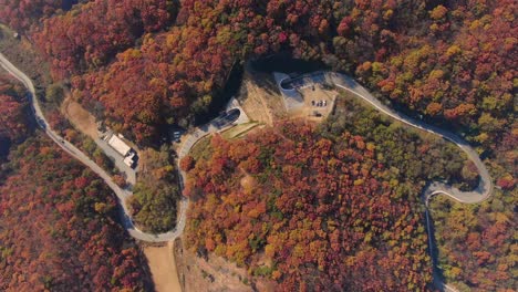 Die-Rot-Gefärbte-Kurvenreiche-Straße-Des-Herbstberges