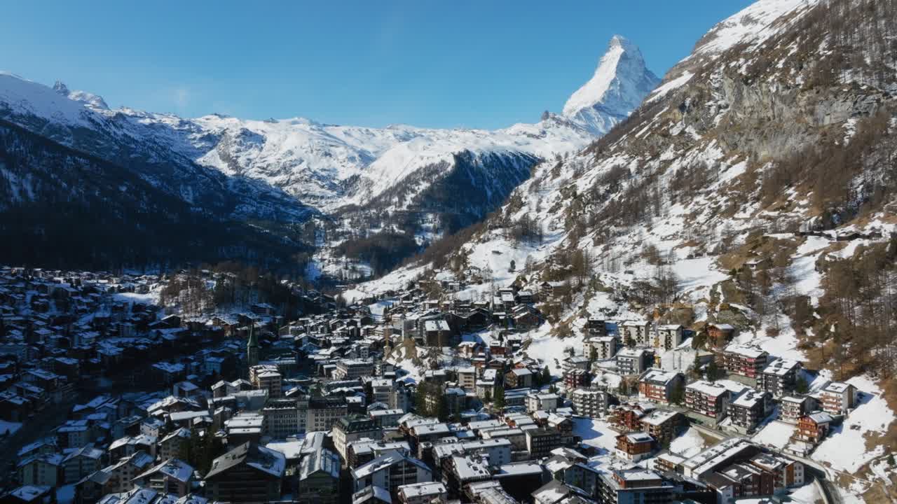 vista aérea del valle de zermatt y el pico de matterhorn por la mañana