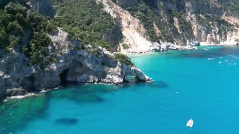 Cala-Goloritze-Y-Turismo-Náutico-A-Lo-Largo-De-La-Costa-Italiana-En-Cerdeña,-Aéreo