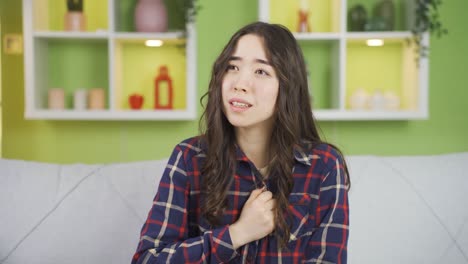 무고한 아시아 젊은 여성이 사랑의 고통을 겪고 있습니다.