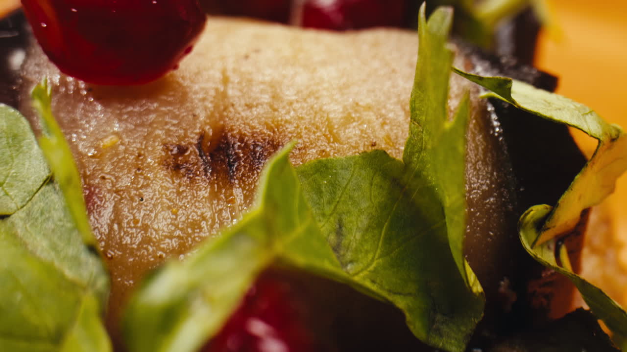 그라넷과 허브를 넣은 그릴 채워진 양배추의 클로즈업