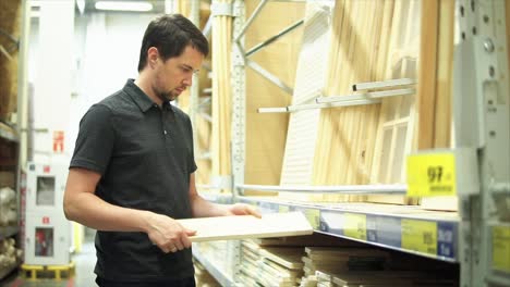 hombre comprando madera en una tienda de mejoras para el hogar