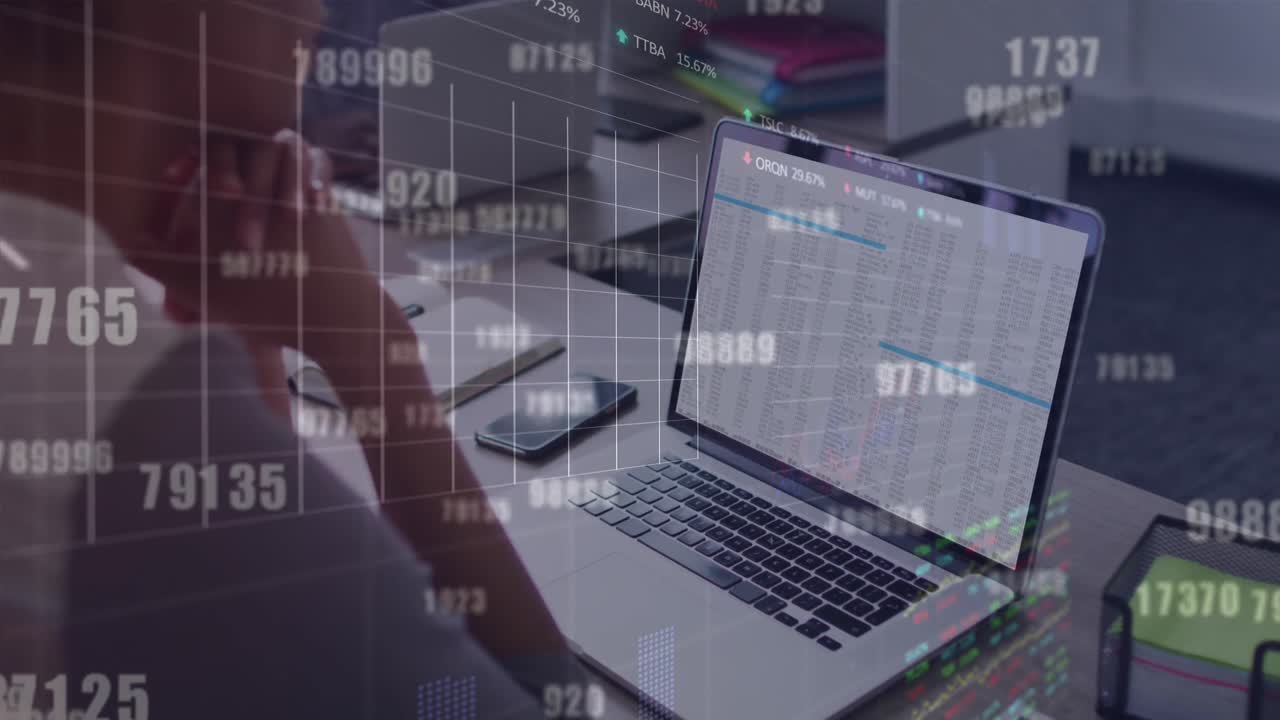 animación del procesamiento de datos del mercado de valores y números sobre mujer biracial usando portátil en la oficina.