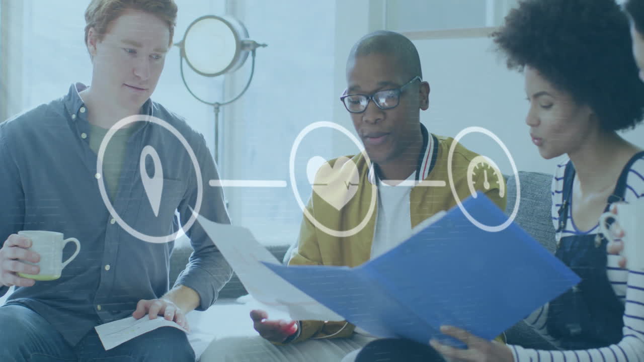 animación de iconos y procesamiento de datos sobre diversas personas de negocios en la oficina