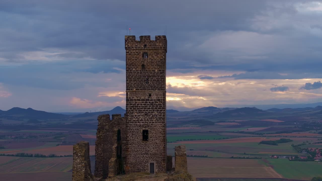 Malerische Burgruine Hazmburk mit üppigen Feldern darunter, Klapy, Tschechische Republik