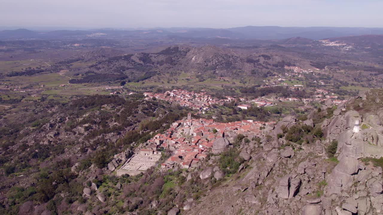 Castelo de Monsanto com nuvens matinais, Portugal, Castelo Branco