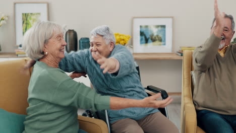 feliz, celebración y amigos ancianos abrazándose