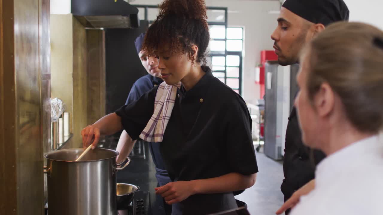 cocinera caucásica que enseña a un grupo diverso
