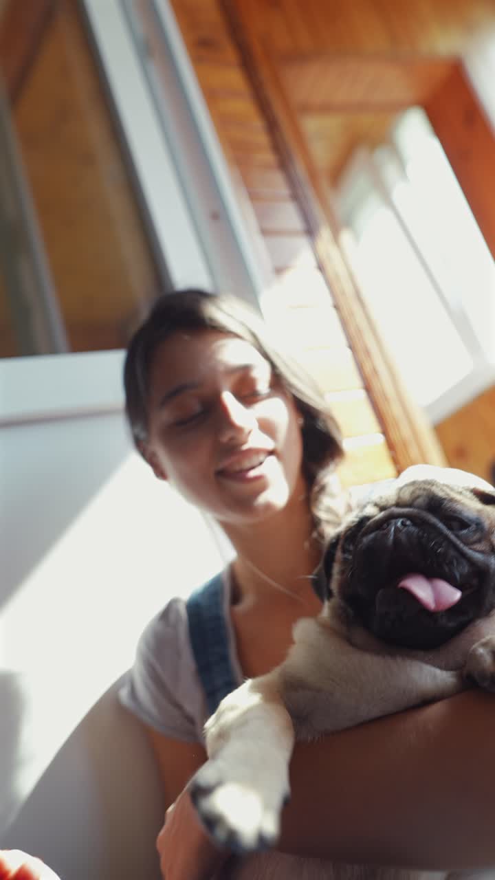 una mujer con un pug.