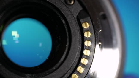 primer plano de la lente de la cámara de montaje de bayoneta con contactos. concepto de servicio profesional para la reparación de equipos fotográficos o cineasta