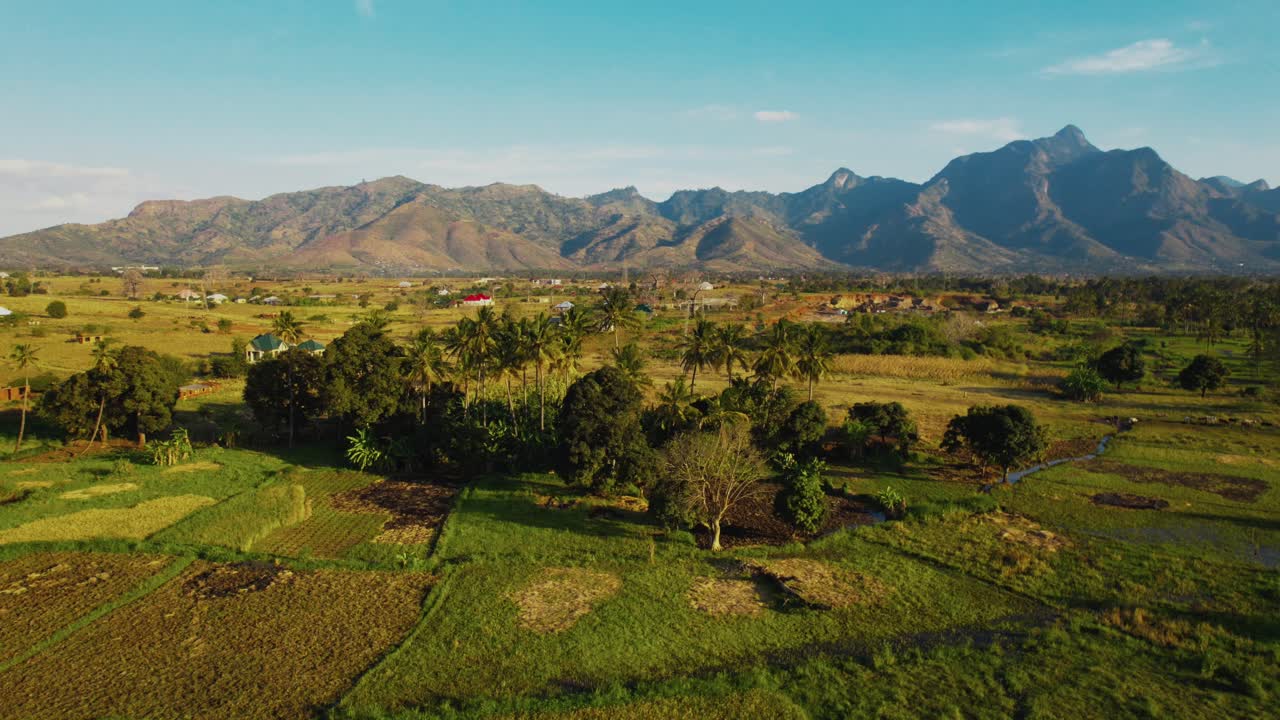 Vista aerea della città di Morogoro in Tanzania
