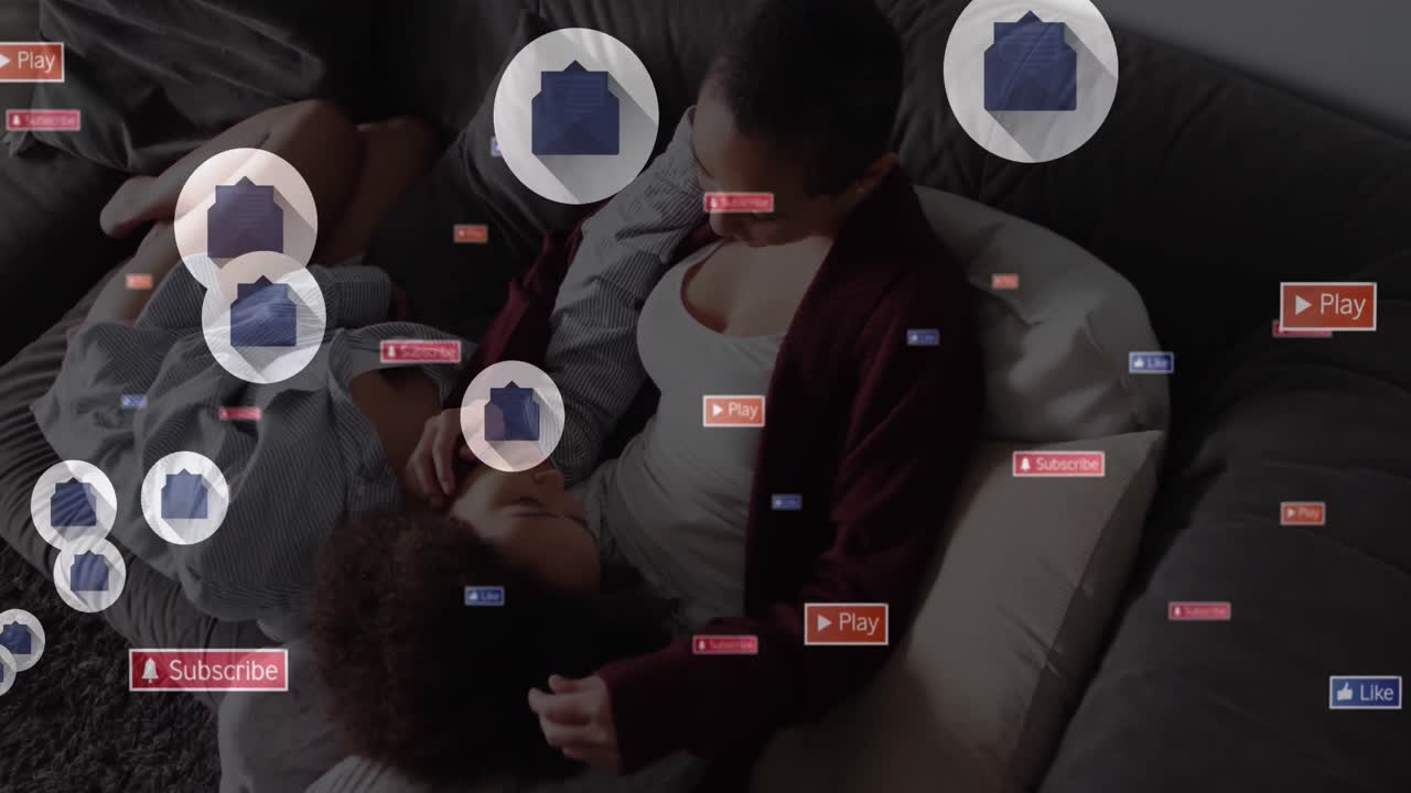 집의 소파에서 딸을 포옹하는 두 인종의 어머니에 대한 소셜 미디어 아이콘의 애니메이션