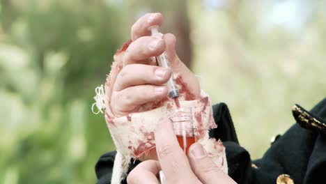 escena larp: un médico recogiendo un líquido de una botella usando una jeringa, con el fin de curar a un camarada herido