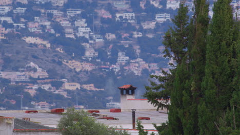 Abendansicht-Einer-Kleinen-Stadt-Auf-Einem-Hügel-In-Spanien