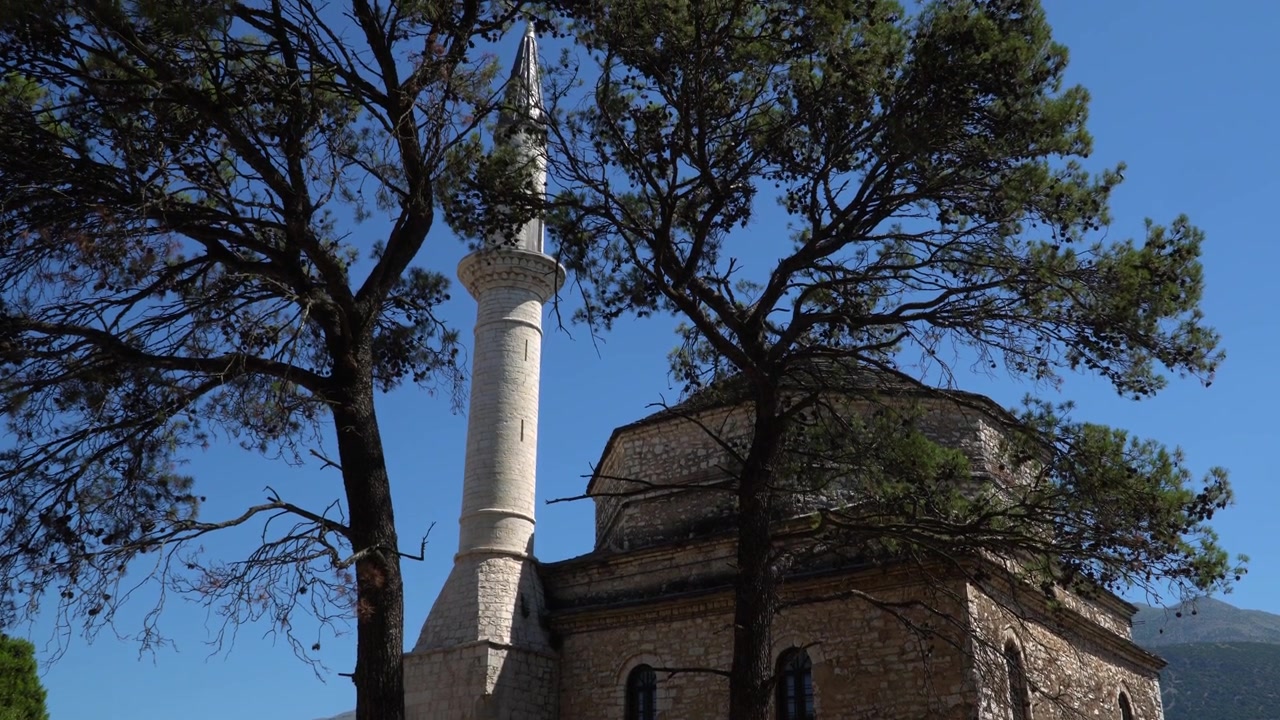 Yanya Eski Kale Şehri'nde Yakınında Ağaç Bulunan Fethiye Camii, Eğik Gözlem Çekimi.