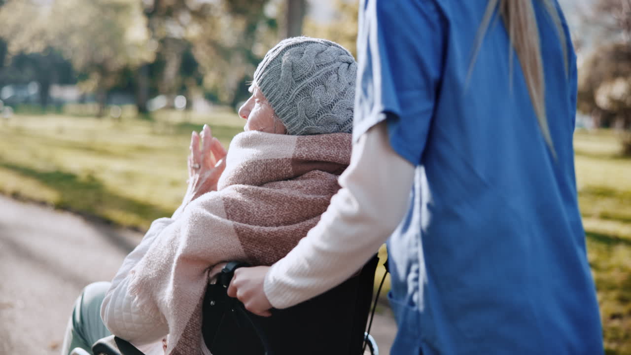 mujer anciana, persona discapacitada