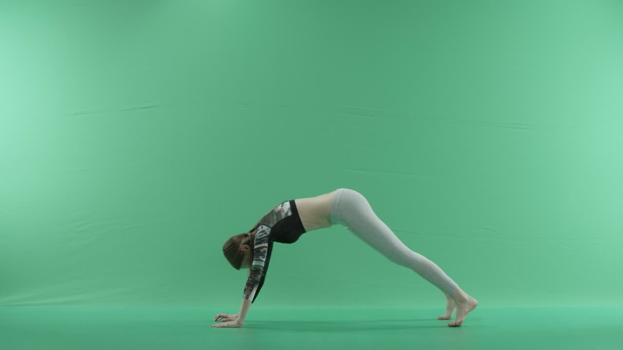 mujer en postura de yoga en una pantalla verde