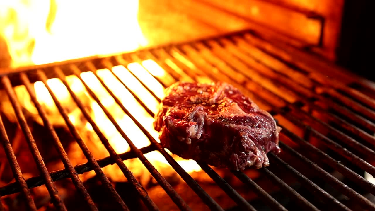 bistec a la parrilla en la barbacoa