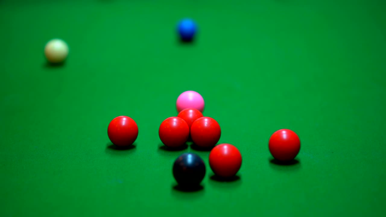 jugador jugando al billar en la mesa verde por la noche para relajarse