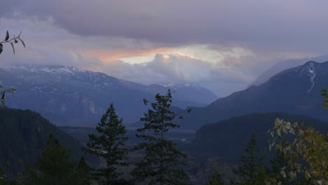Bergketten-Unter-Bedecktem-Himmel-Während-Des-Sonnenuntergangs