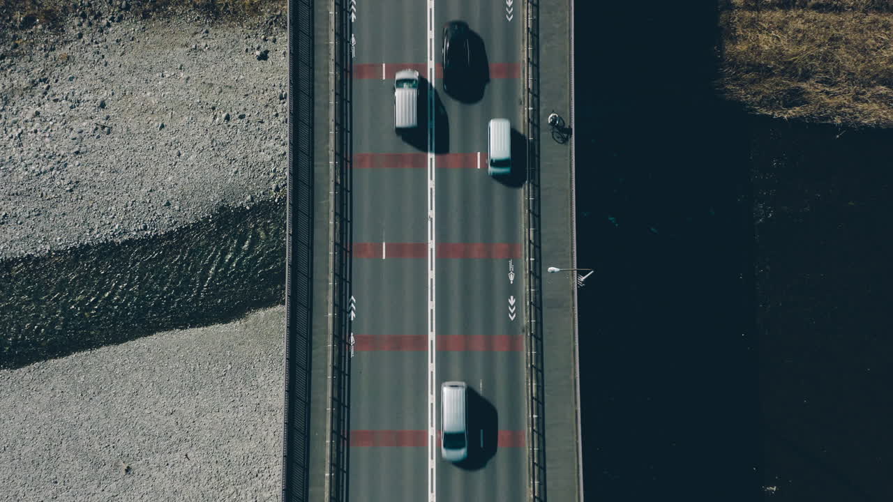 일본 도쿄의 타마 강을 가로지르는 무츠미 다리에서 운전하는 차량의 하향식 전망