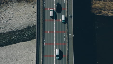 vista de arriba hacia abajo de los vehículos que conducen en el puente mutsumi sobre el río tama en tokio, japón