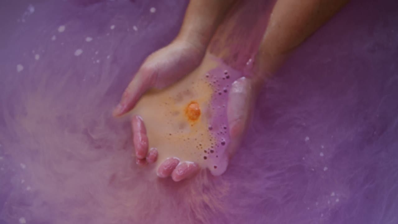 mujer joven disfrutando de su tiempo libre