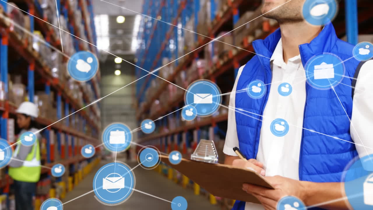 animación de la red de iconos en el supervisor caucásico masculino escribiendo en el clipboard en el almacén