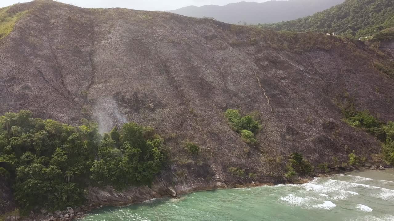 화재 후 얼마 지나지 않아 보이는 산기??, 불타는 지역에서 연기가 아오르고