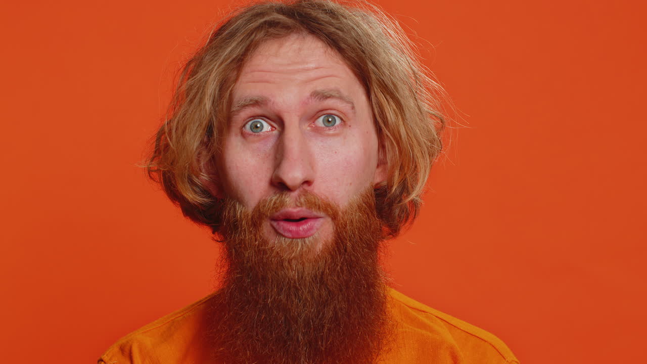 hombre asombrado emocionado sorpresa mirando a la cámara con grandes ojos, conmocionado por la repentina victoria wow emoción